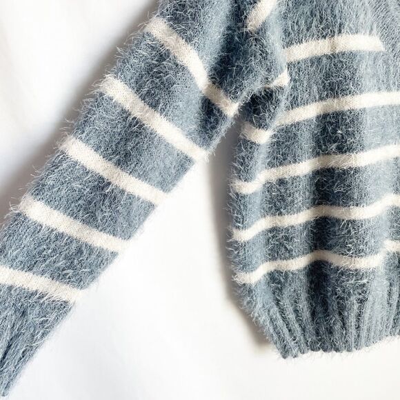 🟢Pink Rose Blue & White Fuzzy V Neck Sweater S - Picture 4 of 7